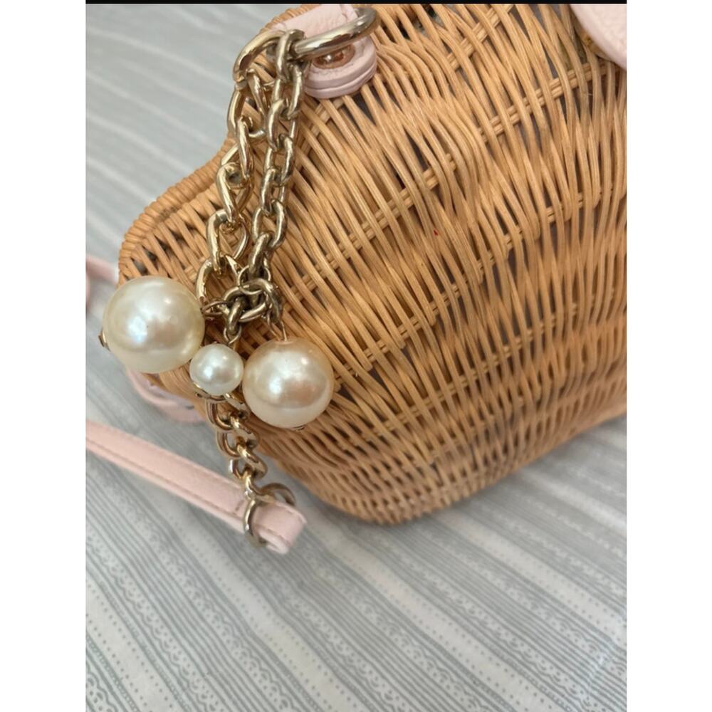 Betsey Johnson What the Shell Straw Wicker Crossbody Pearl Charm Purse Shell Bag - Picture 4 of 8
